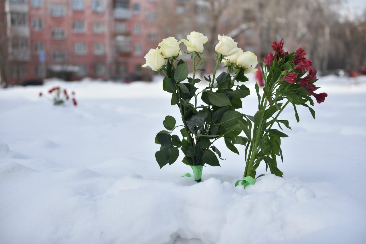 Фото Новосибирцы несут цветы к месту страшной трагедии на Линейной в ее годовщину 2
